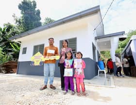 Dua keluarga Orang Asli syukur dapat rumah baharu sumbangan negeri