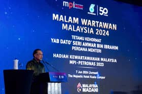 Anwar: Kebebasan media terjamin namun jangan sentuh isu 3R