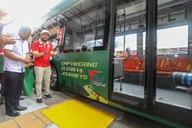 Raja Muda rasmi bas elektrik percuma, ke arah PJ jadi bandar raya bebas karbon