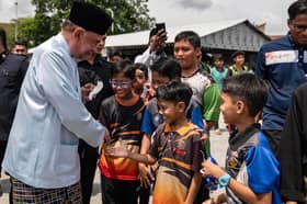 PM 'diserbu' murid sekolah ketika makan tengah hari di Putrajaya