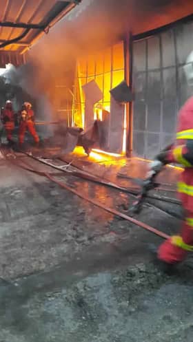 Lapan gerai jualan di Uptown Danau Kota terbakar