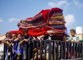 மூன்று மாத தடைக்குப் பின்னர் முதன் முறையாக உதவிப் பொருள்கள் காஸா சென்றடைந்தன