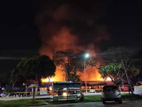 Penyelaras DUN Hulu Kelang santuni peniaga medan selera terbakar