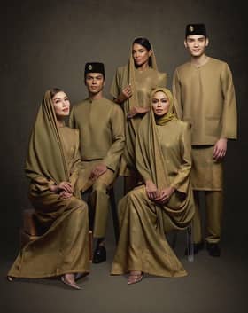 Busana 'The Malaya' rekaan Rizman Ruzaini digayakan atlet Malaysia di Paris