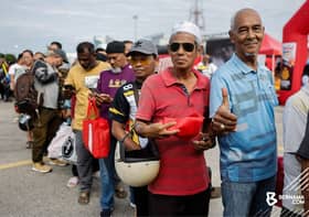 Topi keledar percuma, orang ramai sanggup beratur seawal 6 pagi