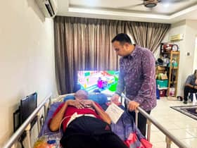 Anwar serah sumbangan kepada bekas pengawal pengiring, doa diberi kesembuhan