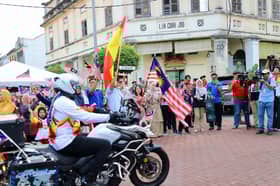 Semarak perpaduan, ADN KKB edar Jalur Gemilang di kampung tradisi