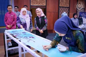 Queen visits KL Craft Complex