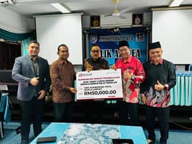 Dua sekolah menengah terima sumbangan PWS, naik taraf lantai, bumbung dan meja