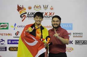 RMS presents gold medal to record-breaking state swimmer Andrew Goh