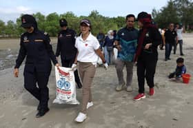 Tengku Zatashah sertai aktiviti bersih Pantai Morib, kutip sampah lebih 170 kg