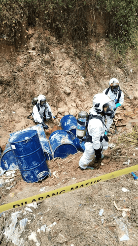 Lapan tong sisa buangan dipercayai bahan kimia ditemui dalam parit