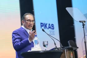 Govt mulls extra RM100 aid for university students