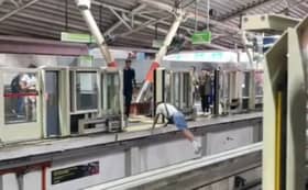 Polis cari lelaki melintasi landasan monorel stesen Bukit Bintang