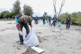 Peserta konvoi motosikal Hari Malaysia gotong-royong bersihkan pantai