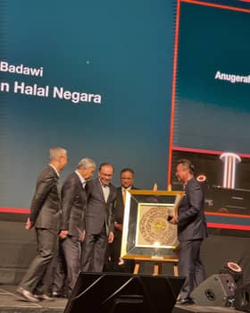Ex-PM Abdullah Badawi receives halal development excellence award
