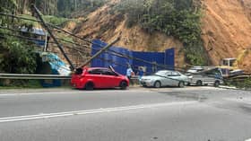 Tanah runtuh di Cameron Highlands, tiang elektrik tumbang hempap kereta