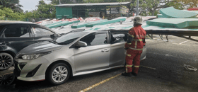 Enam kereta rosak dihempap papan tanda