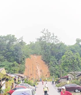 Penyelaras DUN Hulu Kelang santuni penduduk terjejas tanah runtuh di Taman Melawati