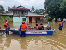 Wanita warga emas, dua lelaki berpaut pada pokok elak dihanyut arus deras