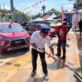 40 sukarelawan Team Selangor bersih sisa banjir di Sungai Tua