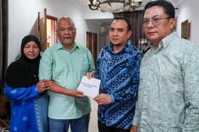 PM hulur sumbangan kepada keluarga Allahyarham Khairil Anwar Jamaludin