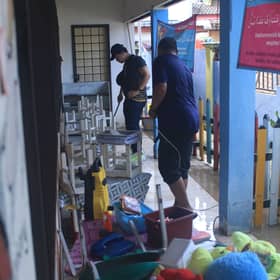 Team Selangor volunteers clean up after floods in Sg Tua