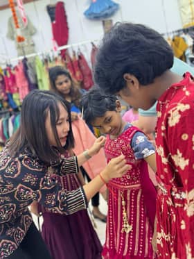 Teruskan tradisi, bawa kanak-kanak kurang bernasib baik beli pakaian sambut Deepavali