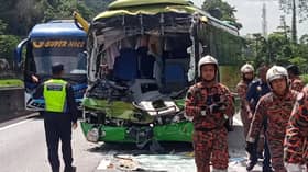 Bas bawa pelancong Jepun langgar belakang treler, 13 cedera