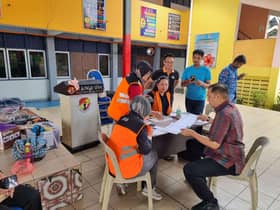 Skuad sukarelawan DUN Dusun Tua bantu pindah mangsa banjir, bersih rumah