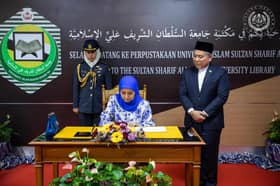 Queen officiates Malaysia book corner at Brunei’s Unissa