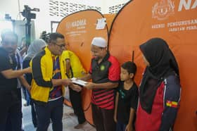 Ringan beban mangsa tanah runtuh, Selangor hulur bantuan wang tunai