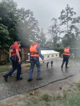 Guna bot hantar jenazah ke tanah perkuburan akibat banjir
