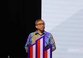 高官涉嫌行为不当  政府首席秘书：停职受查