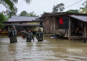 Rumah dilanda bah, anak selamatkan ibu hidap asma guna tangki air
