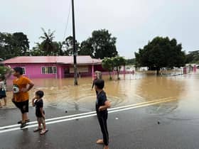 Penunggang motosikal dibawa arus berpaut pada kayu lebih sejam