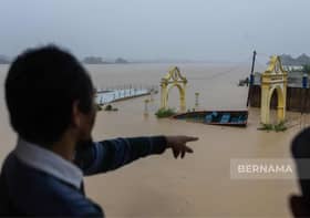 Penduduk Kota Bharu bersengkang mata pantau paras Sungai Kelantan