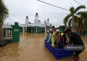 Mangsa banjir buat siaran langsung Facebook minta bantuan selepas terperangkap