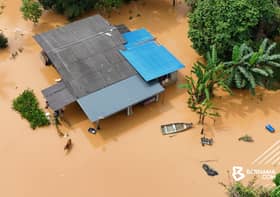 Warga emas dukung cucu redah banjir 300 meter selamatkan diri