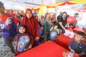 593 kanak-kanak terima bantuan persekolahan Tawas, ibu bapa terharu