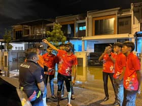 Sukarelawan Pusat Khidmat Parlimen Sungai Buloh bantu penduduk terjejas banjir kilat