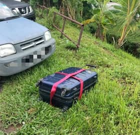 Mayat lelaki ditemukan dalam bagasi biru di tepi jalan