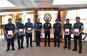 Anggota, pegawai polis tolak sogokan ketika bertugas terima surat penghargaan