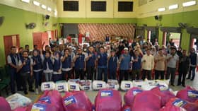 Kumpulan AmanahRaya agih tilam, makanan buat mangsa bah dua negeri