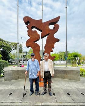 Sultan Selangor abadikan gambar kenangan dihadapan arca seni Yusof Ghani