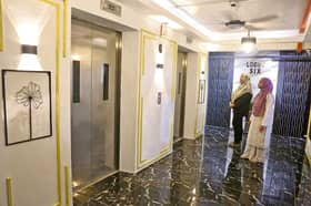 Bagaikan hotel, lobi PPR Lembah Subang 1 dihiasi lampu candelier