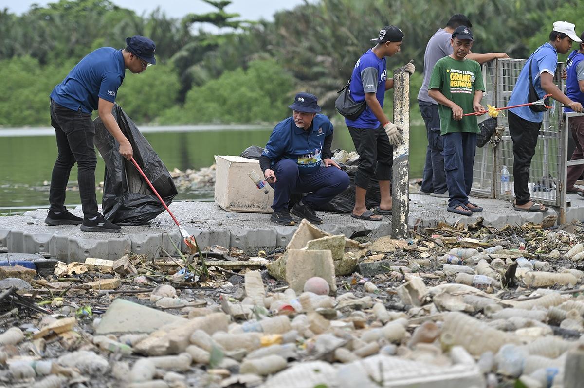 Over 300 people join MBDK's Sg Klang gotong-royong cleaning