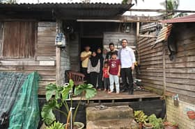 PM hulur sumbangan kepada keluarga tinggal di rumah daif