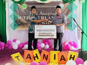 Wakaf Selangor serah sumbangan RM50,000 bina bangunan kelas Kafa