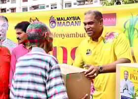 Sg Buloh MP distributes Ponggal kits to over 4,000 B40 constituents